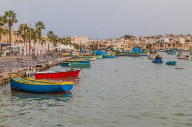 Marsaxlokk, Malta - 12 Kasım 2017: Marsaxlokk limanında balıkçı tekneleri.