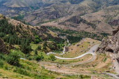 Mağara manastırına giden yol Vanis Kvabebi 'nin Georgia' da bir uçuruma kazıdığı yol.