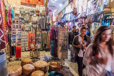 Granada, İspanya - 2 Kasım 2017: Granada 'daki Calle Caldereria Nueva Caddesi' nde çeşitli tezgahlar.