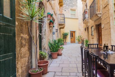 Birgu şehrinin tipik dar sokakları, Malta