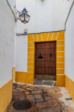 İspanya, Cordoba 'nın merkezinde renkli kapısı olan dar bir sokak.