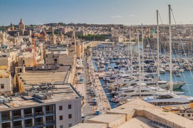 Birgu, Malta - 7 Kasım 2017: Senglea ve Birgu kasabaları arasındaki tekneler, Malta