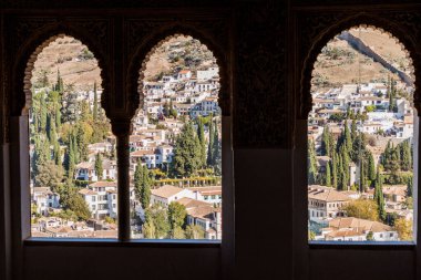 Granada, İspanya 'daki Alhambra' daki Nasrid Sarayı 'ndan (Palacios Nazaries) görüntü