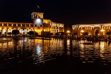 Ermenistan, Erivan 'daki Cumhuriyet Meydanı' nda gece
