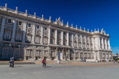 Madrid, İspanya - 25 Ekim 2017: Madrid 'deki Palacio Real' in (Kraliyet Sarayı) önünde yürüyen insanlar.