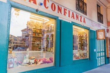 Huesca, İspanya - 29 Ekim 2017: Ultramarinos La Confianza, İspanya 'nın en eski marketi.