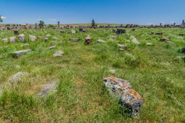 Ermenistan 'ın Noratus köyü yakınlarında haçkarlar olarak bilinen taş haçlar.