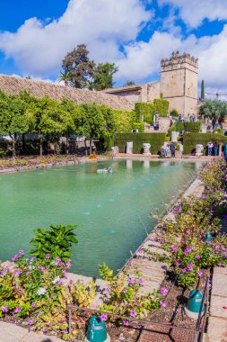 Cordoba, İspanya - 5 Kasım 2017: İnsanlar Cordoba, İspanya 'da Alcazar de los Reyes Cristianos' u ziyaret etti