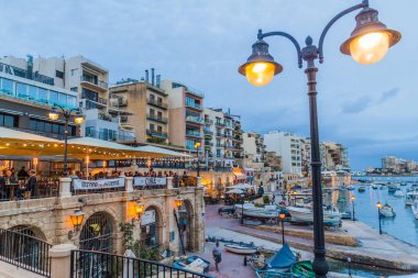 San Giljan, Malta - 11 Kasım 2017: Malta, San Giljan Rıhtımı