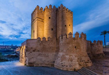 Cordoba, İspanya 'daki Roma Köprüsü' nün sonundaki Torre de Calahorra kulesi.