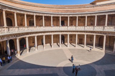 Granada, İspanya - 2 Kasım 2017: Alhambra, İspanya 'da Carlos V sarayının avlusu