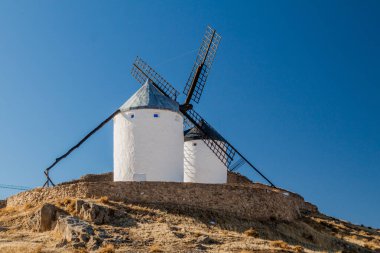 İspanya, Consuegra 'da bulunan eski yel değirmenleri