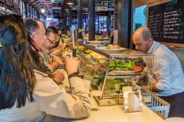 Madrid, İspanya - 21 Ekim 2017: Madrid 'deki Mercado de San Miguel pazarında gıda tezgahı.
