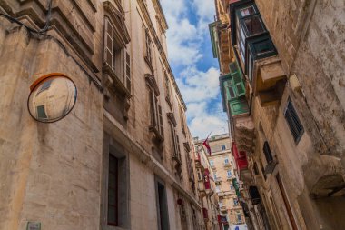 Malta 'nın başkenti Valletta' da tipik dar bir cadde.