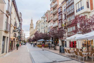 Logrono, İspanya - 30 Ekim 2017 Logrono 'nun merkezinde yaya Calle Portales Caddesi.