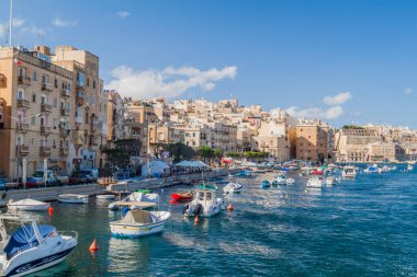 Senglea, Malta - 7 Kasım 2017: Senglea 'da tekneler, arka planda Valletta.