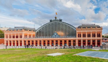 Madrid, İspanya - 22 Ekim 2017: Madrid, İspanya 'daki eski Atocha tren istasyonu