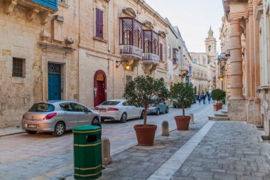 Mdina, Malta - 10 Kasım 2017: Malta 'nın kuzeyindeki müstahkem Mdina şehrinde sokak