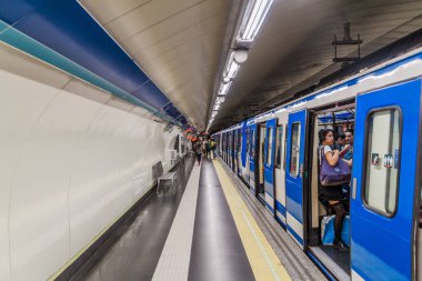 Madrid, İspanya - 25 Ekim 2017 Madrid 'de bir metro istasyonunda tren.