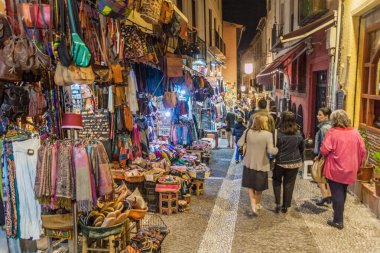 Granada, İspanya - 1 Kasım 2017: Granada 'nın Albayzin mahallesindeki Caldereria Nueva Caddesi' nin akşam manzarası.