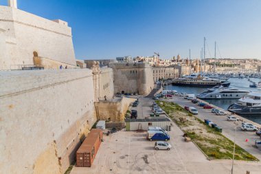 Birgu, Malta - 7 Kasım 2017: Fort St. Angelo ve Birgu kasabası, Malta