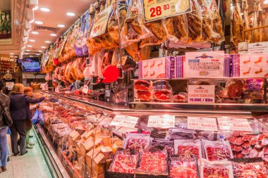 Madrid, İspanya - 21 Ekim 2017: Madrid 'de Jamon (jambon) dükkanı.