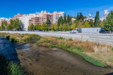 Madrid, İspanya - 25 Ekim 2017: Madrid Manzanares Nehri.