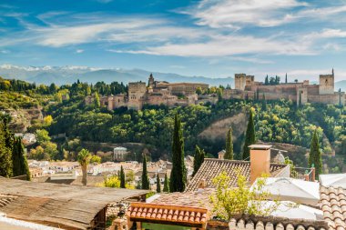 Granada, İspanya 'daki Alhambra Sarayı. Sierra Nevada dağları görünür.