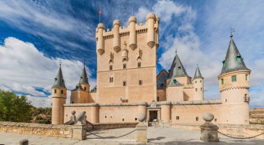 İspanya, Segovia 'daki Alcazar kalesinin manzarası