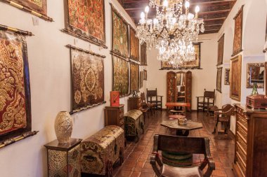 Cordoba, İspanya - 4 Kasım 2017: Cordoba, İspanya 'daki Meryan deri atölyesinde sergiler