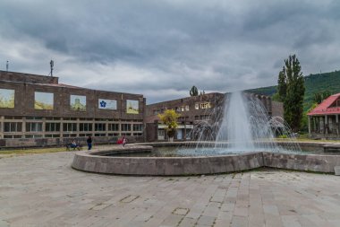 Goris, Ermenistan - 8 Temmuz 2017: Goris, Ermenistan 'ın merkezinde çeşme