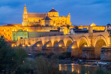 İspanya 'nın Cordoba kentindeki Cami-Katedral ve Roma Köprüsü' nün akşam manzarası