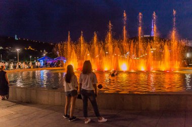 Tiflis, Gürcistan - 15 Temmuz 2017: İnsanlar Tiflis, Gürcistan 'daki Rike Park' taki çeşmenin tadını çıkarıyor