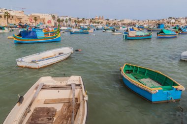 Malta 'nın Marsaxlokk kasabasında balıkçı tekneleri
