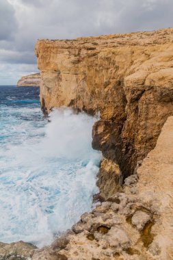 Dwejra Kayalıkları, Malta 'nın Gozo adasındaki çökmüş Azure Penceresinin yeri