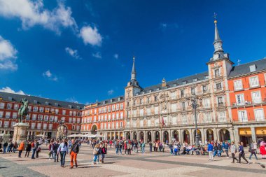 Madrid, İspanya - 21 Ekim 2017: Madrid 'de Plaza Mayor Meydanı' ndaki binalar.