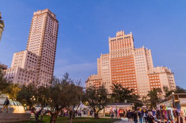 Madrid, İspanya - 24 Ekim 2017: Madrid 'deki Torre de Madrid ve Edificio Espana binaları.