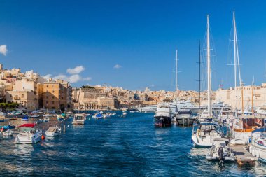 Senglea ve Birgu kasabaları arasındaki tekneler, Valletta arka planda..