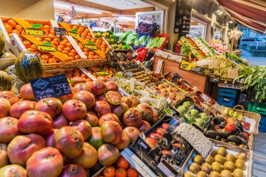 Logrono, İspanya - 30 Ekim 2017 Logrono 'daki merkez markette meyve ve sebze tezgahı.