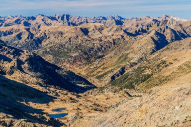 Coma Pedrosa 'dan Pireneler tepeleri, Andorra' nın en yüksek dağı.