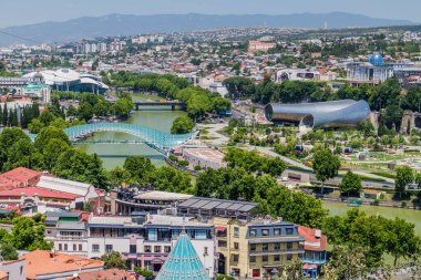 Tiflis, Gürcistan 'daki Mtkvari Nehri' nin havadan görünüşü