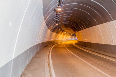 Andorra, Arinsal köyündeki yol tüneli.