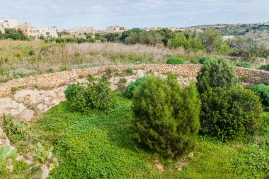 Malta 'nın Gozo adasındaki Xaghra köyünün yakınındaki tarım duvarı.