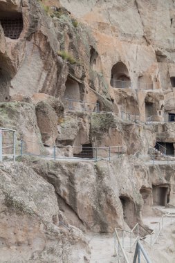 Vardzia mağara manastırı Georgia 'da bir uçuruma oyulmuş.