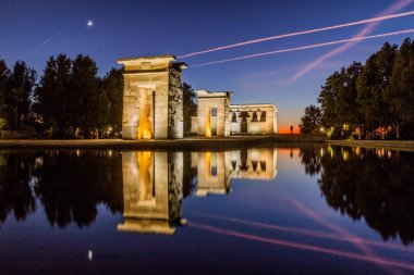 Madrid, İspanya 'daki Templo de Debod' un akşam manzarası
