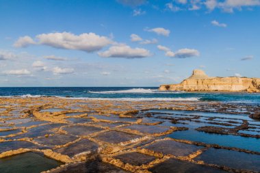 Malta 'daki Gozo adasında tuzlu tavalar