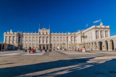 Madrid, İspanya - 21 Ekim 2017: Madrid 'deki Palacio Real' i (Kraliyet Sarayı) ziyaret eden turistler.