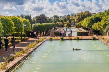 Cordoba, İspanya - 5 Kasım 2017: İnsanlar Cordoba, İspanya 'da Alcazar de los Reyes Cristianos' u ziyaret etti