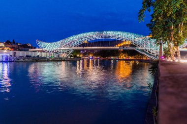 Tiflis, Gürcistan - 15 Temmuz 2017: Tiflis, Gürcistan 'daki Barış Köprüsü akşam manzarası