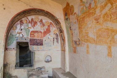 Davit Gareja, Gürcistan - 16 Temmuz 2017: Gürcistan 'daki Davit Gareja manastırı mağara yemekhanesindeki resimler